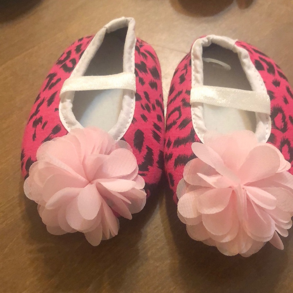 Adorable baby booties in pink leopard w/light pink flower. Size is 0 to 12 month